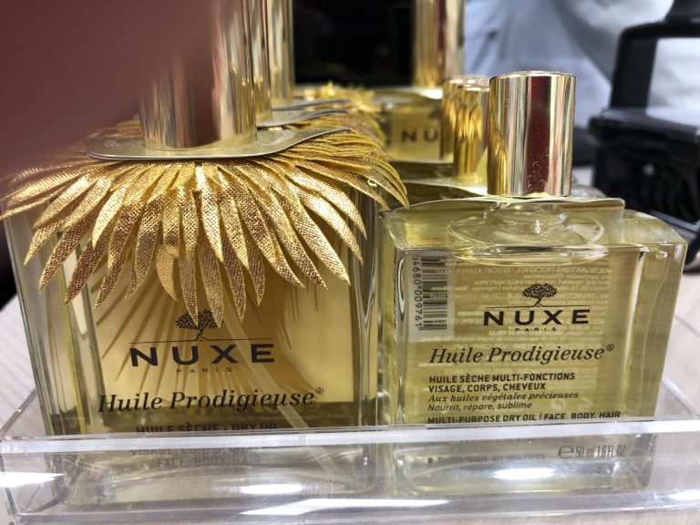Nuxe Huile prodigieuse® es n° 1 en aceites en Francia*. Aceite seco multi-funciones, nutre, repara y suaviza la piel y el cabello.