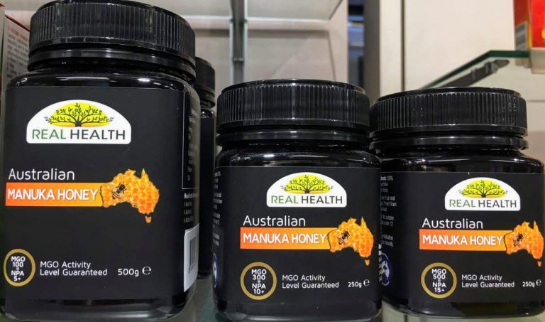 Miel de Manuka de las abejas que se alimentan en el arbusto de Manuka «Leptospermum scoparium» en Farmacia Central Andorra