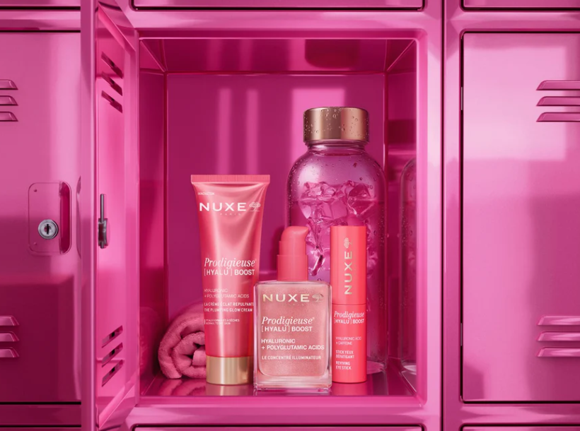 La rutina que no falla Comprar NUXE en GRAN FARMACIA ANDORRA. 
Prodigieuse® [HYALU] Boost, el secreto para una piel hidratada, fresca y luminosa 
Una rutina que empieza hidratando y repulpando la piel, continúa aportando frescura a la mirada y se completa con un extra de luminosidad que potencia el "glow" natural. 
¿El resultado? Una piel más elástica, jugosa y llena de luz.

LA EFICACIA DE UN SÉRUM, EL BRILLO DE UN ILUMINADOR

Este sérum combina hidratación experta con un boost de luminosidad instantánea. Redensifica, hidrata y refuerza la barrera cutánea. En una aplicación, la piel se sublima y está 2 veces más luminosa⁽¹⁾. Puede usarse como sérum, en gotas mezcladas con la crema o como iluminador.
⁽¹⁾ Prueba de uso – 31 voluntarias. Inmediatamente tras la aplicación.
#Nuxe #Prodigieuse #HyaluBoost #SuperCharged #Pinkstudio