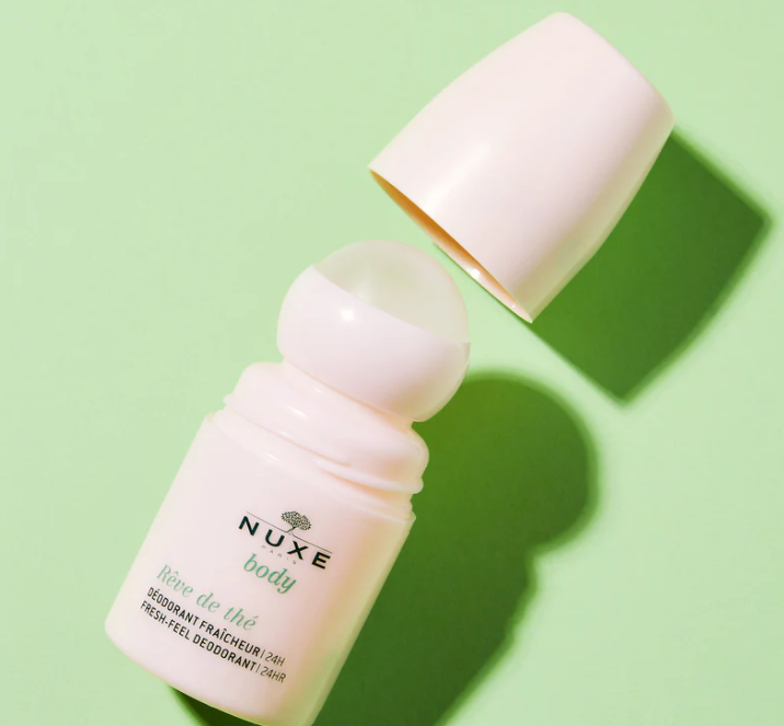 Comprar desodorante frescor 24 h, NUXE Rêve de Thé 50 ml- REFRESCA. PROTEGE. PERFUMA en Farmacia Central Andorra. Disfruta de una protección desodorante eficaz durante 24 h. Su textura fluida con la fragancia revitalizante del té verde penetra rápidamente sin acabado pegajoso y deja sobre la piel una sensación de frescura, sin marcas en la ropa.
Procura un efecto refrescante en la aplicación para el 90 %⁽²⁾ de las mujeres.
Efecto fresco para el 90 % de las mujeres en cuanto.
Sin marcas blancas en la ropa para el 95 % de las mujeres, en cuanto.
Sin marcas amarillas en la ropa para el 95 % de las mujeres tras 28 días de uso. Formato: 50 ml