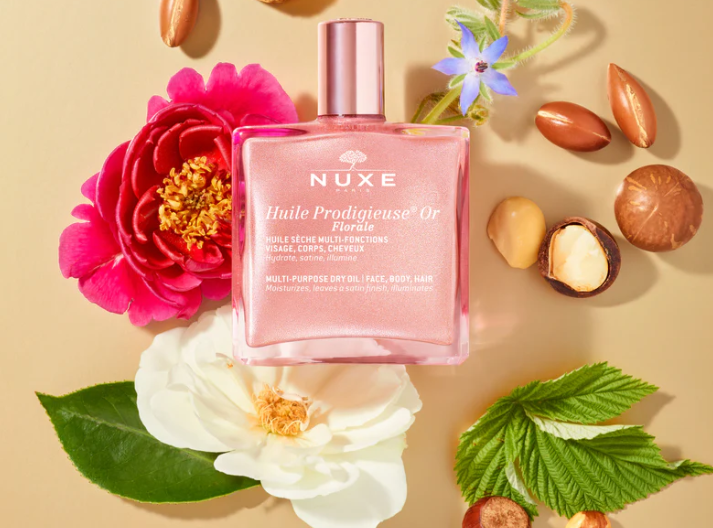 Comprar MY PINK CRUSH de NUXE en FARMACIA CENTRAL ANDORRA. Cuando se trata de poner un toque rosa en la vida, nada como el Set Prodigieuse® Florale con su colección de placeres delicadamente perfumados, que puedes llevar a cualquier parte. Una rutina de cuatro pasos, impregnada de notas frescas y delicadas: - Agua Micelar Desmaquillante Calmante Very Rose (50ml) - Aceite de ducha Prodigieux® Floral (30ml) - Huile Prodigieuse® Florale Or (10ml) - Prodigieux® Floral Le Parfum (15ml) Productos formulados y producidos en Francia. Fórmula vegana sin ingredientes ni derivados de origen animal. Neceser fabricado con materiales reciclados: 100 % poliéster reciclado. Dimensiones: 18x12x8 cm