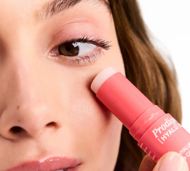 Comprar Prodigieuse® [HYALU] Boost. Vanity Instant Pink Glow en Farmacia Central Andorra. Redescubra una piel rellena, luminosa y con los rasgos alisados gracias a la hidratación experta de Prodigieuse® [HYALU] Boost.