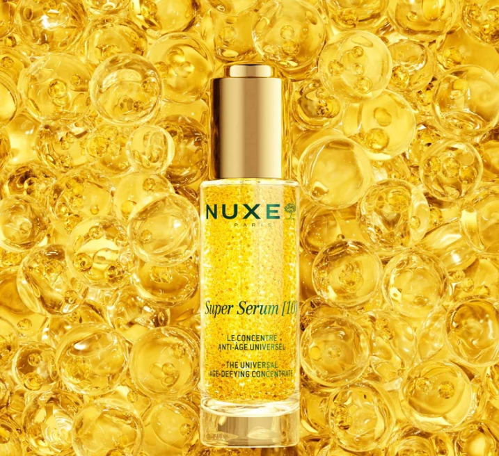 Descubre el ritual antiedad excepcional en Farmacia Central Andorra para una piel sublime, lisa e iluminada. Esta rutina contiene: - - Super Serum [10] 30 ml – actúa en el corazón de los mecanismos de juventud de la piel para corregir los signos de la edad y ayudar a retrasar su aparición. - 1 Super Serum [10] Ojos, El concentrado de ojos antiedad universal 15 ml - 1 Nuxuriance Ultra El Cuidado de Excepción Día & Noche 75 ml - 1 Neceser Grande 45 x 32cm Regálate un momento de lujo y cuidado con esta rutina especialmente diseñada para combatir los signos de la edad. Ideal para todo tipo de piel, te acompaña día y noche para una piel visiblemente más joven y radiante. Los productos se entregan por separado. Imagen no contractual.