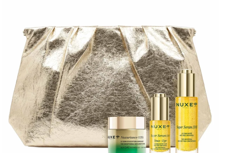 Descubre el ritual antiedad excepcional en Farmacia Central Andorra para una piel sublime, lisa e iluminada.

Esta rutina contiene:
- - Super Serum [10] 30 ml – actúa en el corazón de los mecanismos de juventud de la piel para corregir los signos de la edad y ayudar a retrasar su aparición.
- 1 Super Serum [10] Ojos, El concentrado de ojos antiedad universal 15 ml
- 1 Nuxuriance Ultra El Cuidado de Excepción Día & Noche 75 ml
- 1 Neceser Grande 45 x 32cm

Regálate un momento de lujo y cuidado con esta rutina especialmente diseñada para combatir los signos de la edad. Ideal para todo tipo de piel, te acompaña día y noche para una piel visiblemente más joven y radiante. Los productos se entregan por separado. Imagen no contractual.

