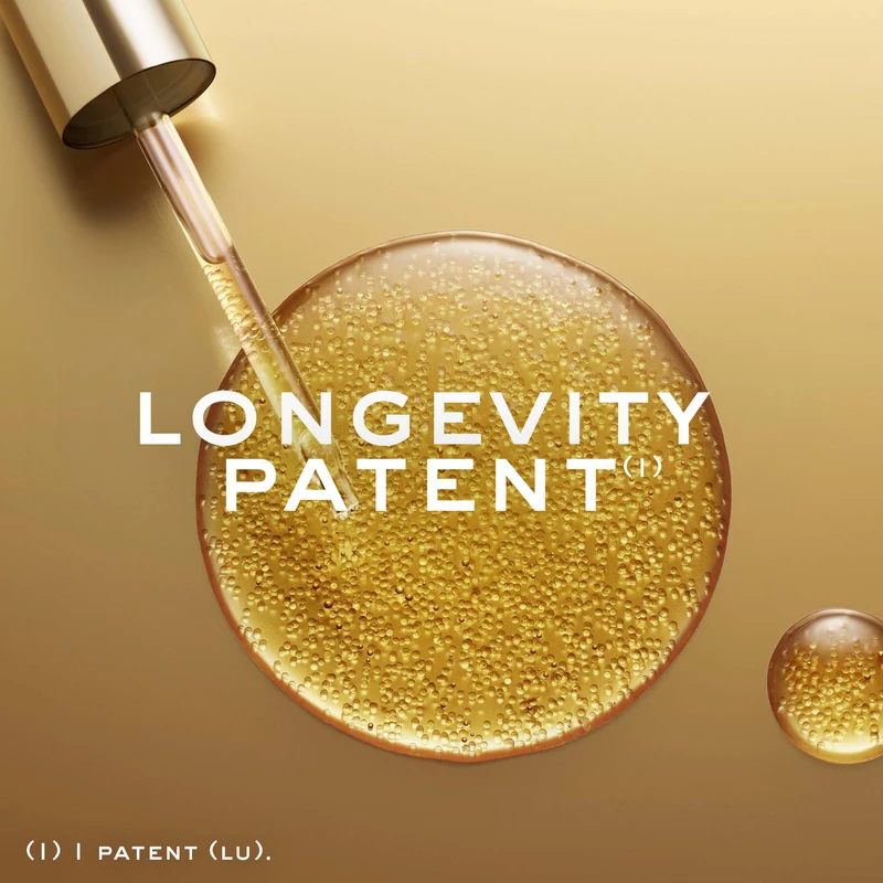 Comprar Complejo de Longevidad de la Piel, Super Serum [10] NUXE. Corrige lo visible, retrasa lo invisible. Innovación: Patente de longevidad.
Formulado en torno al nuevo Complejo de Longevidad de la Piel**, Super Serum [10] actúa en el corazón de los mecanismos de juventud de la piel para corregir los signos de la edad y ayudar a retrasar su aparición.
Este concentrado de longevidad de alta eficacia ofrece una doble acción:
- CORRIGE: Reduce los signos de la edad gracias a 10 acciones probadas: reduce las manchas, reduce las arrugas, reafirma, redensifica, revela la luminosidad, cierra los poros, hidrata, refuerza, repara, protege.
- RETRASA: Actúa sobre los mecanismos de juventud de la piel, favoreciendo la renovación celular cutánea, para ayudar a retrasar la aparición de los signos de la edad antes de que se hagan visibles: +51 % de renovación celular de la piel ⁽¹⁾. 
La piel parece más joven. Día tras día, la piel se renueva y es más resistente a los efectos del tiempo. Funciona como si tuviera 10 años menos ⁽²⁾. 
Eficacia probada:
- Intensidad de las manchas reducida en un 41 % ⁽³⁾
- Arrugas reducidas en un 20 % ⁽⁴⁾
- Piel más firme para el 89 % de las mujeres tras 4 semanas ⁽⁵⁾
Su textura fresca y sedosa está infusionada con más de 4.800 microesferas de aceites vegetales fraccionados** que se funden en la piel y optimizan la penetración de los activos, para una experiencia sensorial única que combina placer y pericia.
NUXE combina ahora la ciencia de la piel con la ciencia del movimiento, utilizando técnicas faciales exclusivas desarrolladas a lo largo de 20 años de experiencia en spa para potenciar el ritual de cuidado.
Sérum universal: apto para todo tipo de pieles, todas las edades  y todos los tonos de piel.